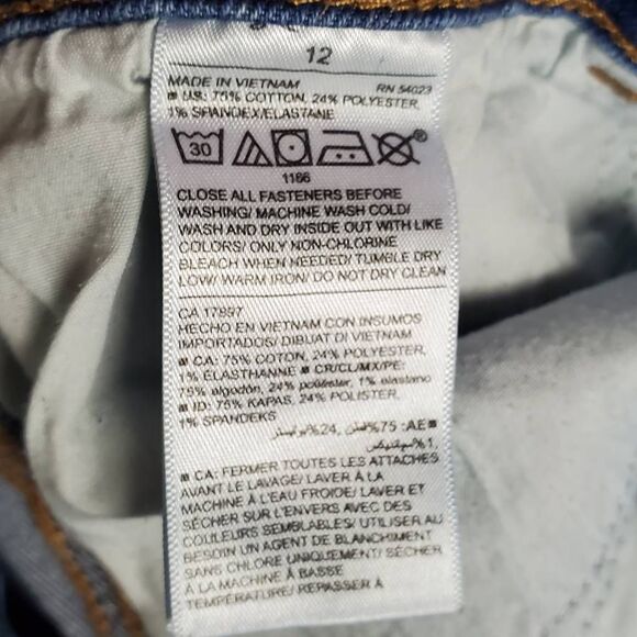 Old Navy Women’s Boyfriend Jean Shorts Size 12 Distressed Button Fly Cuffed - Picture 6 of 7